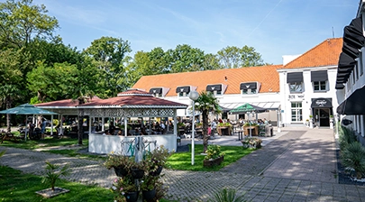 Uitzicht op de brasserie en het hotel