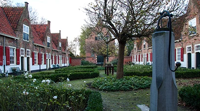 Een oude waterpomp in een hofje bij Naaldwijk