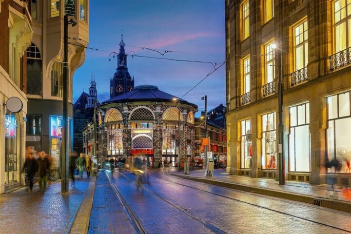 Winkelstraat in de binnenstad van Den Haag in de avond