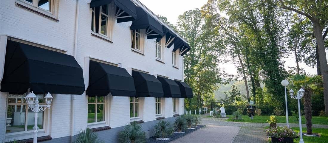 Hotel Hoevevoorde op het landgoed, met wandelpad langs het gebouw