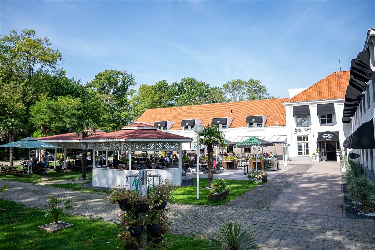 Buiten ontbijten op het terras van Brasserie Bijna Thuis in het voorjaar