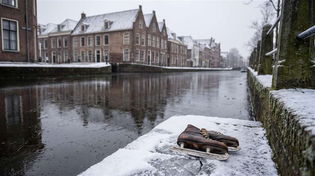 IJspret op een bevroren gracht/ijsbaan in Den Haag