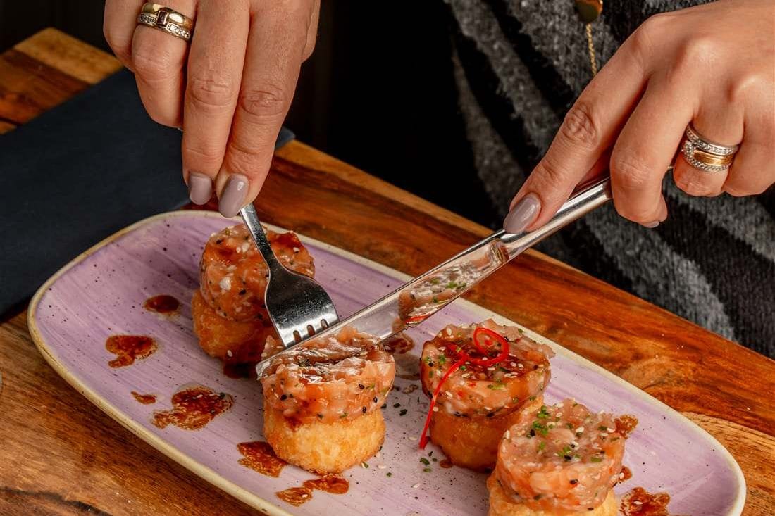 Feestelijk gedekte tafel voor oudjaarsdiner in Brasserie Bijna Thuis