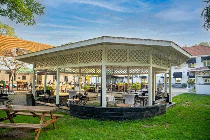 Overdekt buitenpaviljoen op het landgoed van Hotel Hoevevoorde