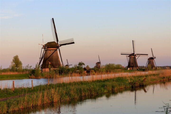 De iconische molens van Kinderdijk in Zuid-Holland